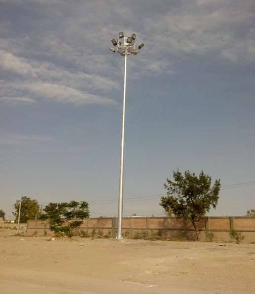 Foto 3: Pozo de biogás, barda, caseta y torre de iluminación, sitio Monte Blanco